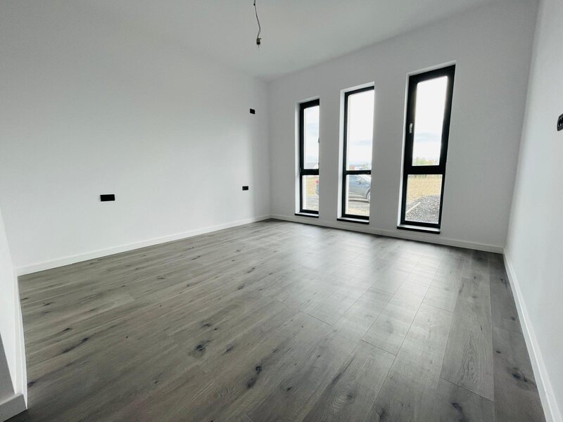 Domnesti casa de vanzare langa padure 3 dormitore +2 bai